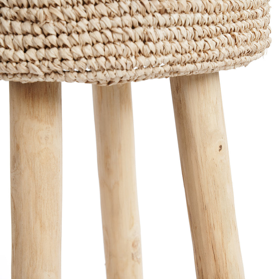 De raffia barstoel