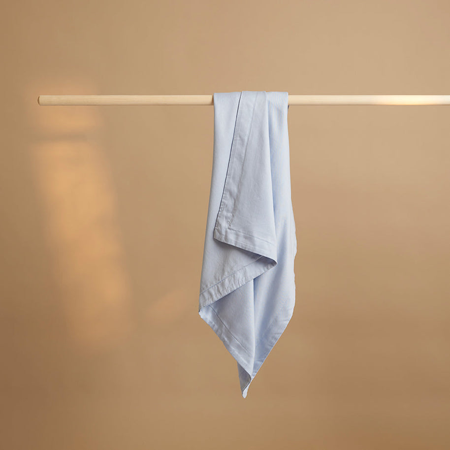 Coco & Cici - Tencel-keper kussensloop 60 x 50 cm - kussenhoes - lichtblauw - lyocell - extra zacht - 3 cm volant